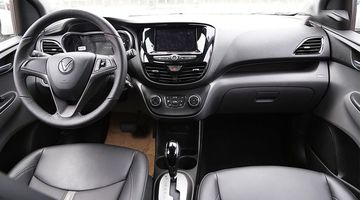 Khoang lái VinFast Fadil ốp mạ màu đen tăng thêm tính sang trọng