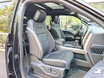 Hàng ghế trước của Ford Raptor 2023 vẫn trang bị ghế lái chỉnh điện 8 hướng cùng ghế hành khách chỉnh tay 4 hướng