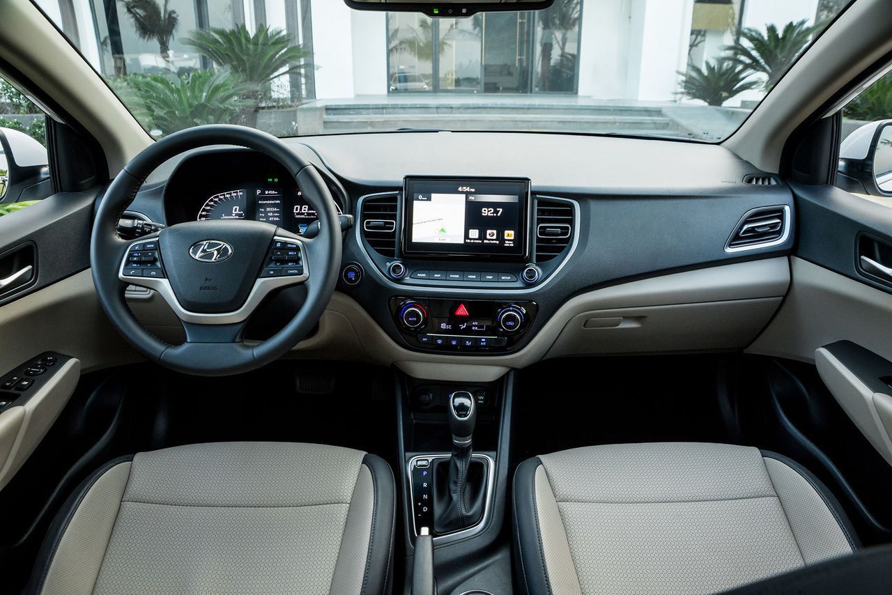 Nội thất Hyundai Accent 2024: Một không gian nội thất thật sự thoải mái, tiện nghi và đẳng cấp sẽ mang đến cho các chuyến đi của bạn sự tươi mới và thú vị. Với chiếc xe Hyundai Accent mới nhất, bạn sẽ được trải nghiệm những trang thiết bị an toàn hiện đại và một không gian nhập nhằng nối tiếp với thiết kế thẩm mỹ cao.