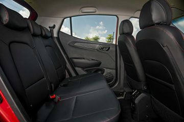 Phiên bản 1.2 AT hatchback sở hữu ghế ngồi bọc da