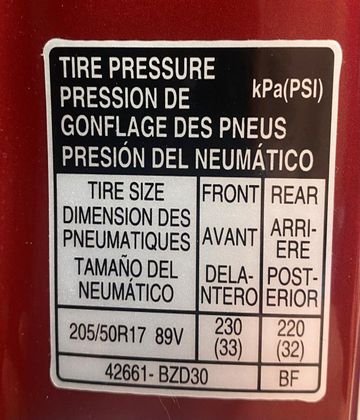 Ở Toyota Veloz và Avanza, áp suất 2 bánh trước là 230 kPa, 2 bánh sau là 220 kPa