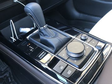 Khu vực cần số sở hữu thiết kế sang trọng với lớp phủ màu đen bóng kết hợp lớp phủ cán mờ