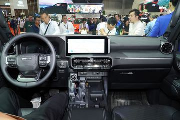 Khoang lái Toyota Land Cruiser Prado 2025 đã cách tân và phù hợp với xu hướng ngày nay