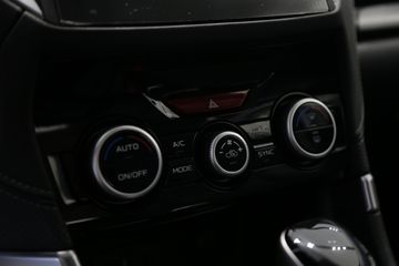 Các nút chỉnh gió và nhiệt độ của xe vẫn sử dụng cụm nút xoay để tạo cảm giác “cơ khí” nhưng vẫn mang đến trải nghiệm sử dụng quen thuộc cho khách hàng.