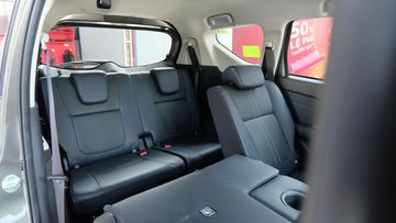 Hàng ghế cuối tuy là ghế phụ nhưng vì có kích thước lớn nên phù hợp với cả người trưởng thành