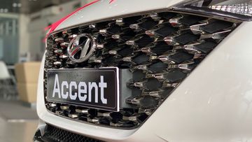 Cụm lưới tản nhiệt Cascading thiết kế hình thang ngược, bên trong tạo hình 3D nổi khối dạng mắc xích vô cùng hút mắt