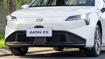 Đầu xe AION ES 2025 có mặt ca-lăng thiết kế liền khối khá quen thuộc trên các dòng xe điện