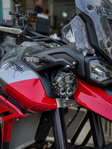 Triumph Tiger 850 Sport 2023 với xi-nhan có tận 4 bóng LED với khả năng chiếu sáng rất tốt