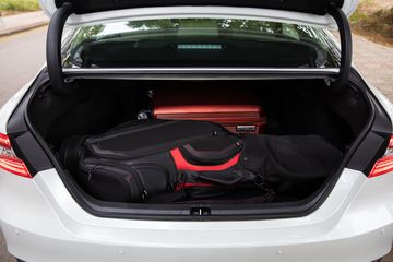 Khoang hành lý trên Toyota Camry 2023 khá rộng rãi, đáp ứng tốt các nhu cầu sử dụng hàng ngày của khách hàng