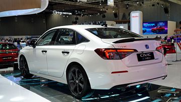Đuôi xe Honda Civic 2025 tiếp tục duy trì thiết kế mở rộng theo phương ngang như trước