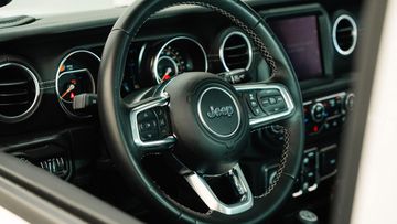 Vô lăng là dạng 3 chấu với phần đáy và hai bên khu vực phím bấm được viền crom sáng bóng