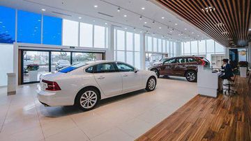 Phòng trưng bày có tông màu gỗ hiện đại, đơn giản