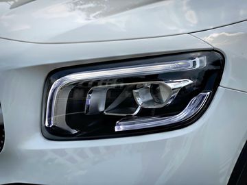 Mercedes GLB 2023 được trang bị đèn pha full LED