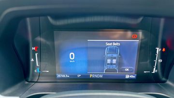 Ngay phía sau tay lái là cụm đồng hồ nâng cấp lên dạng kỹ thuật số hiện đại với màn hình 8 inch