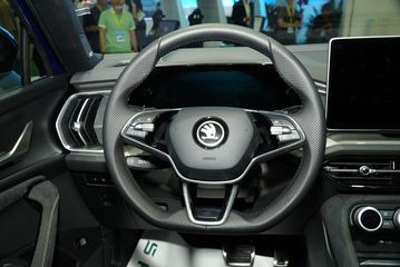 Vô lăng Skoda Kodiaq 2025 tiếp tục duy trì phong cách thể thao với thiết kế vát cạnh D-cut