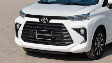 Đèn pha Toyota Avanza Premio 2022 kết hợp với hốc đèn sương mù và hốc hút gió hình thang cỡ lớn, tạo ấn tượng cho đầu xe