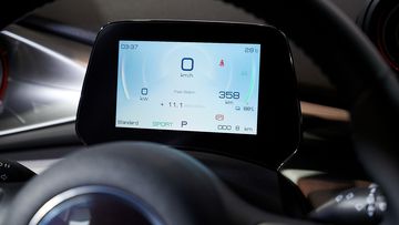 BYD Dolphin 2024 cũng trang bị đồng hồ lái kỹ thuật số 5 inch tương tự mẫu Atto 3