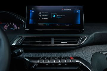 Khi lựa chọn các phiên bản AL và GT của Peugeot 3008 2022, khách hàng sẽ được trải nghiệm màn hình giải trí mới kích thước 10 inch, trong khi đó bản AT là 8 inch như cũ.