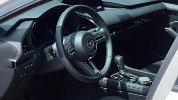 Vô lăng xe 3 chấu thể thao, bọc da dày dặn, tích hợp các nút bấm viền chrome mảnh cho cảm giác cao cấp