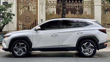 Thân xe Hyundai Tucson 2024 hiện diện những đường cắt xẻ táo bạo trông đầy mạnh mẽ và cá tính