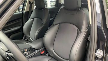 Hệ thống ghế ngồi trên MINI Cooper Clubman 2024 đều được bọc da cao cấp