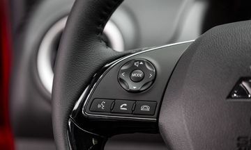 Vô lăng tích hợp các nút bấm điều khiển khá tiện dụng