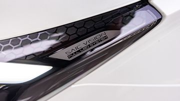 Đèn pha MG7 2024 cũng được thiết kế vuốt mảnh thể thao, đi kèm các tính năng hiện đại