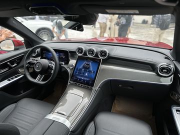 Nội thất Mercedes GLC 300 2024 được trang bị gói AMG Line thể thao với nhiều chất liệu cao cấp