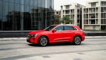 Thân xe Audi Q8 e-tron 2024 được trau chuốt qua đường gân vuốt dọc chạy đan xen từ trước ra sau