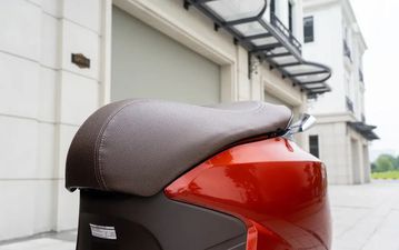 Yên xe thiết kế rộng rãi, cảm giác êm ái cho người dùng ngay cả khi di chuyển đường dài