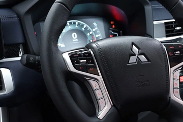 Vô-lăng xe tích hợp các nút bấm tiện nghi