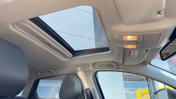 CX-30 phiên bản Premium cao cấp hơn còn có thêm cửa sổ trời