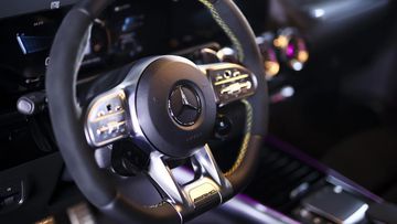 Nội thất Mercedes-AMG GLA 45 S 4MATIC+ còn đan xen rất nhiều chi tiết được mạ chrome