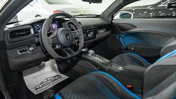 Khoang lái của Maserati MC20 2024 tối giản, sang trọng