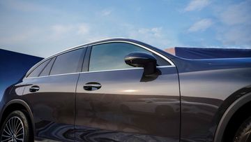 Viền cửa sổ Mercedes-Benz GLC 2023 tiếp tục được mạ chrome mờ sang trọng