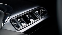 Cửa sổ BYD Seal 2024 chỉnh điện với các nút bấm được sơn bóng sang trọng