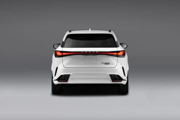 Đuôi xe Lexus RX 500h F Sport Performance 2024 tạo vẻ thanh thoát