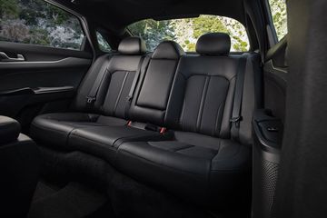 Hàng ghế thứ 2 của KIA K5 2024 ghi điểm với người dùng nhờ được trang bị đầy đủ các tiện ích cần thiết