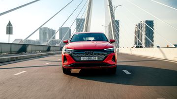 Đầu xe Audi Q8 e-tron 2024 vẫn trang bị cụm lưới tản nhiệt Singleframe đặc trưng thương hiệu