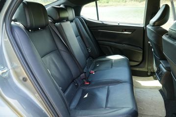 Hàng ghế thứ hai Toyota Camry 2025 tiếp tục có khoảng để chân rộng rãi hàng đầu phân khúc