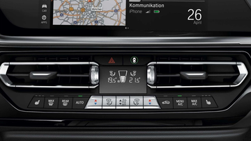 Cụm điều khiển hệ thống điều hòa vẫn được bố trí tách biệt với các phím cơ học