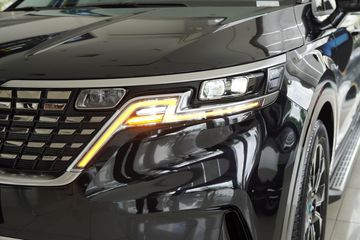 Ở các phiên bản Signature, xe được trang bị đèn pha full LED Projector hiện đại hơn giúp nâng cao hiệu quả chiếu sáng