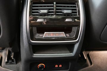 
Không gian hàng ghế sau hiện đại với cụm nút bấm điều khiển máy lạnh và cửa gió riêng biệt.
