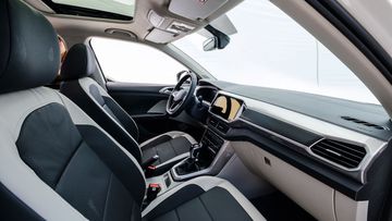 Hàng ghế trước Volkswagen T-Cross 2023 có thiết kế theo kiểu thoải mái, không quá gò dáng người