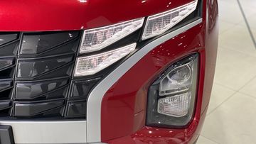 Cụm đèn chiếu sáng chính trên Hyundai Creta 2024 được đặt thấp gọn gàng trong hốc nhấn sâu hai bên má