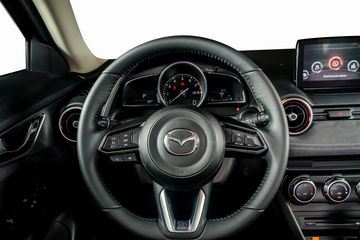 Vô lăng dạng 3 chấu bọc da, tích hợp đầy đủ các nút điều khiển chức năng lẫn lẫy chuyển số hiện đại