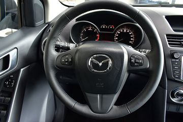 Vô lăng trên bản MT và AT sử dụng chất liệu nhựa Urethane