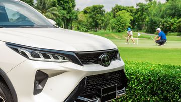 Cụm đèn pha đồ họa lượn sóng chạy ngang, chứa 4 bóng bi LED bao gồm 2 cos và 2 pha