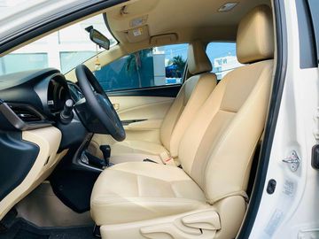 Tất cả phiên bản đều trang bị ghế lái chỉnh tay 6 hướng, ghế hành khách chỉnh tay 4 hướng