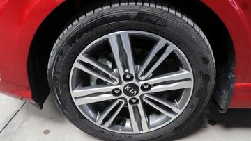 Kia Morning 2024 sở hữu bộ mâm đa chấu kép kích thước 15 inch chuẩn phong cách thể thao